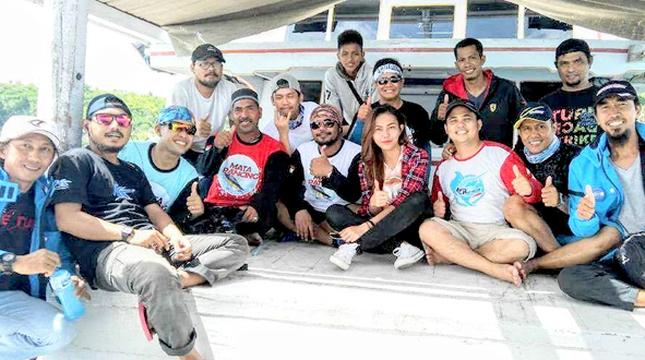 Tim Mata Pancing foto bersama dengan rekan-rekan pemancing lainnya