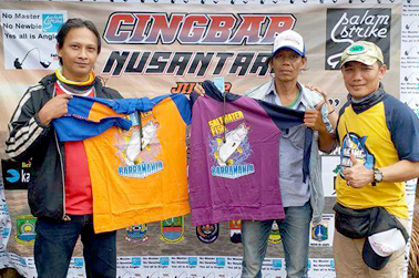 Marchel Wibisono (kanan) serahkan doorprize kaos dari BajupromosiShop bagi yang beruntung