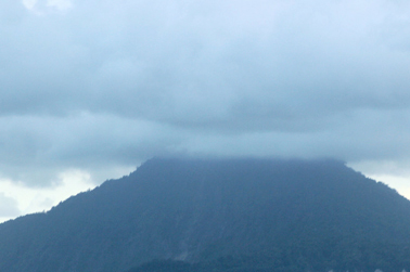 Gunung Karakatu terttutup kabut
